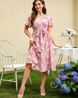 👗🌸 V-neck floral maxi dress with ruffle sleeves and belt