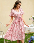 👗🌸 V-neck floral maxi dress with ruffle sleeves and belt