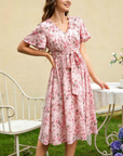 👗🌸 V-neck floral maxi dress with ruffle sleeves and belt