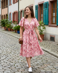 👗🌸 V-neck floral maxi dress with ruffle sleeves and belt